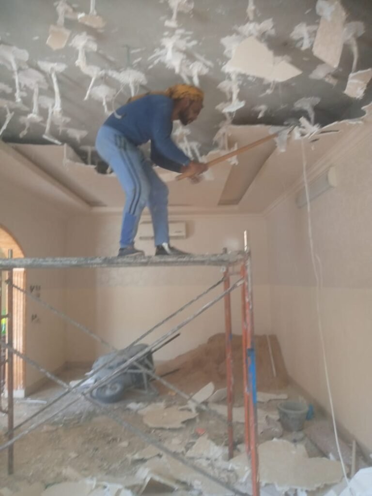 مقاول هدم مباني وترميم وتشطبات وعماله باليوميه ومباني وخدمه احترافيه وسريعه في القصيم عنيزه جميع انواع المعمار واعماله باليوميه